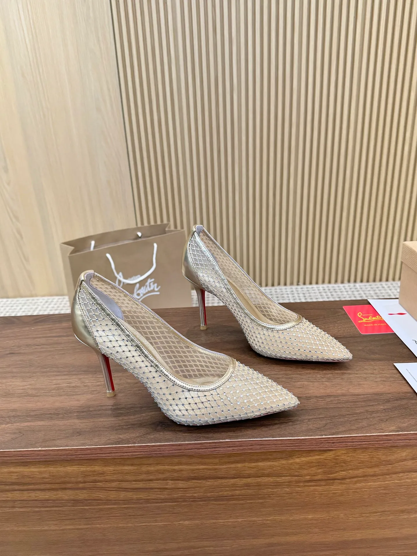 👟👟Ex-factory price 440👟👟 Genuine leather sole +40 Year-round shipment💝Christian Louboutin CL👠 Classic "💎Cow Patent Leather💎Series" noble and luxurious, real blingbling✨ Real materials, all customized by the pattern maker, and the materials are made of original customized materials, achieving the taste of the original 6 color options💍 Upper: imported 👉cow patent leather💪 lining: sheepskin foot pad/lining code number: 34-40.41.42 heel height: two options: 10.5cm and 8.5cm